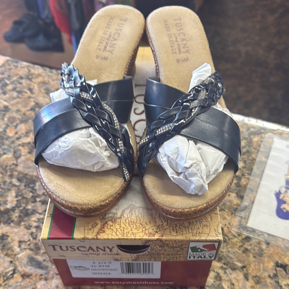 Tuscany Easy Street Crisscross Comfort Sandals 9.5